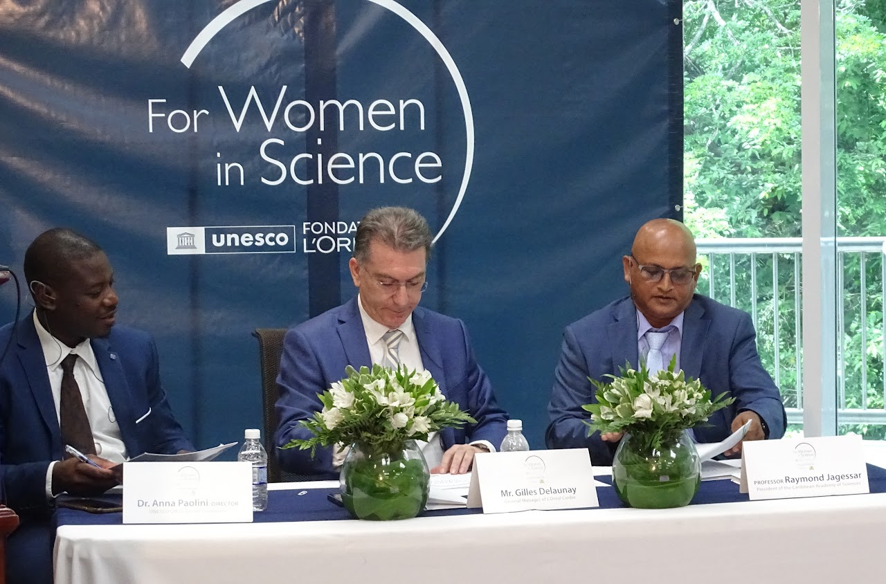 Signing L'Oreal contract with CAS